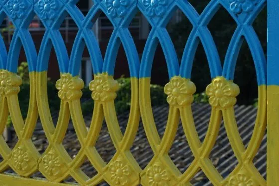 Рівняни завершили фарбувати міст на вулиці Соборна (Фоторепортаж) — фото 1