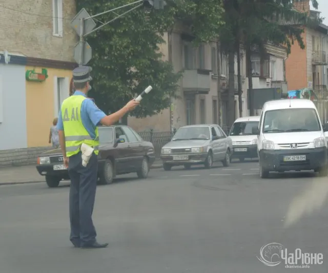 На перехресті вулиць Чорновола - Ст.Бандери не працює світлофор (Фото) — фото 2