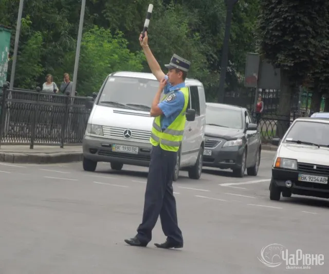 На перехресті вулиць Чорновола - Ст.Бандери не працює світлофор (Фото) — фото 4