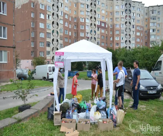 У рівненських мікрорайонах, дворах діють пункти збору допомоги армійцям (Фоторепортаж) — фото 1