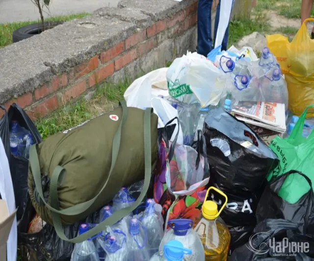 У рівненських мікрорайонах, дворах діють пункти збору допомоги армійцям (Фоторепортаж) — фото 6