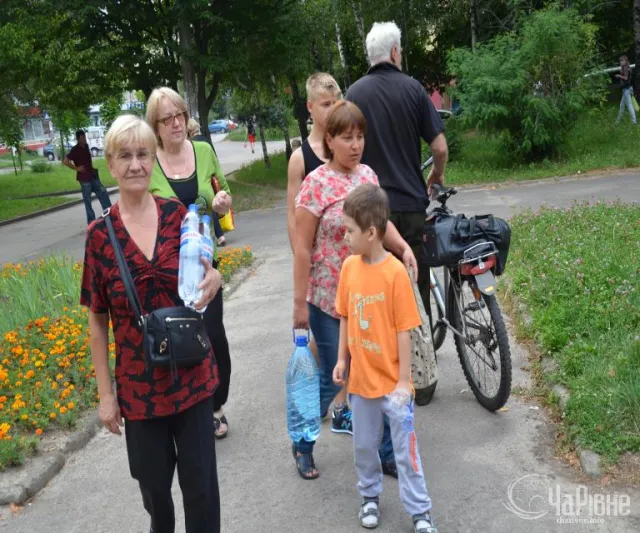 У рівненських мікрорайонах, дворах діють пункти збору допомоги армійцям (Фоторепортаж) — фото 8