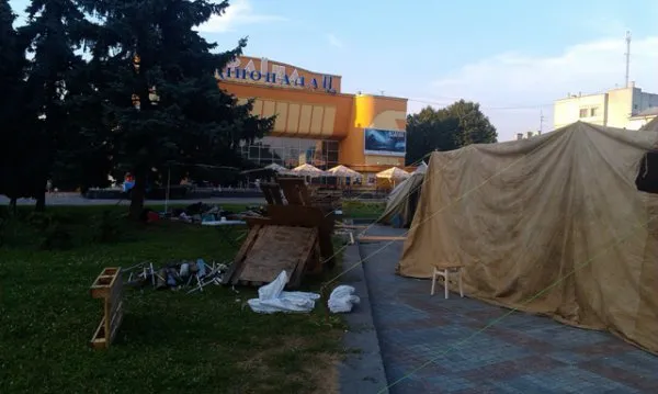 Не встигли рівняни обговорити раптове зникнення з Майдану намету вдень, як під вечір на його місці «виріс» новий (Фото) — фото 4