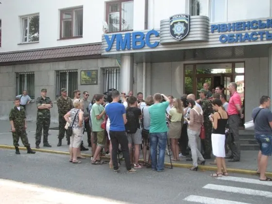 Біля рівненського УМВСУ сьогодні відновилися пікети (Фото) + (Відео) — фото 1