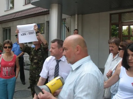 Біля рівненського УМВСУ сьогодні відновилися пікети (Фото) + (Відео) — фото 2