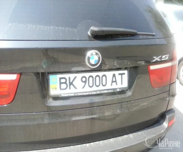 Водії нехтують правилами паркування та залишають свої автівки у місцях, де зупинки заборонені (Фото) — фото 1