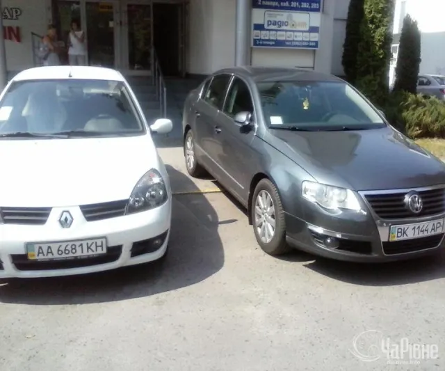 Водії нехтують правилами паркування та залишають свої автівки у місцях, де зупинки заборонені (Фото) — фото 3