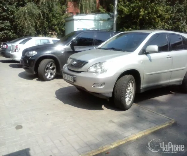 Водії нехтують правилами паркування та залишають свої автівки у місцях, де зупинки заборонені (Фото) — фото 4