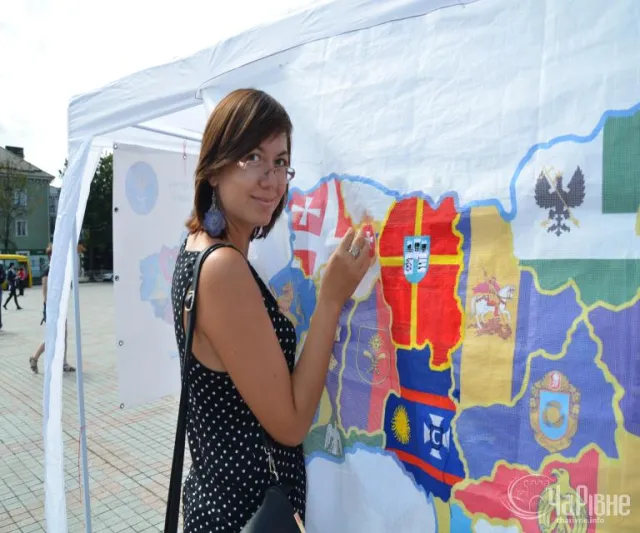 На рівненському майдані Незалежності триває всеукраїнська акція «Україна – разом!» (Фоторепортаж) — фото 4