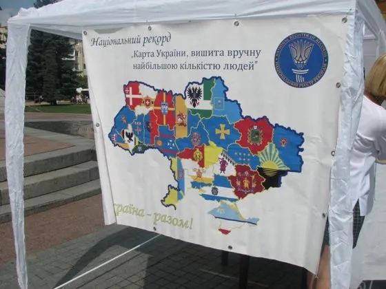 На рівненському майдані Незалежності триває всеукраїнська акція «Україна – разом!» (Фоторепортаж) — фото 8