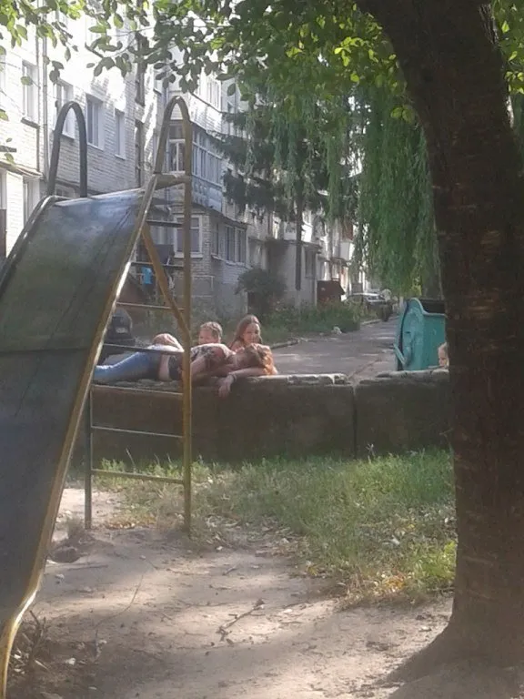Бомжі ночують на шкільній території (Фото) — фото 2