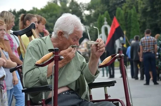 На Рівненщині похоронили 22-річного старшого лейтенанта Владислава Рильського, який загинув в зоні АТО (Фоторепортаж) — фото 8