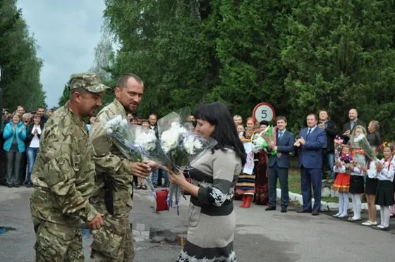 На Рівненщині військових ремонтників зустріли хлібом і сіллю після участі в АТО (Фоторепортаж) — фото 2