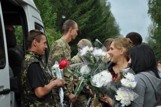 На Рівненщині військових ремонтників зустріли хлібом і сіллю після участі в АТО (Фоторепортаж) — фото 3
