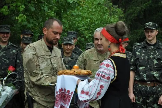 На Рівненщині військових ремонтників зустріли хлібом і сіллю після участі в АТО (Фоторепортаж) — фото 6
