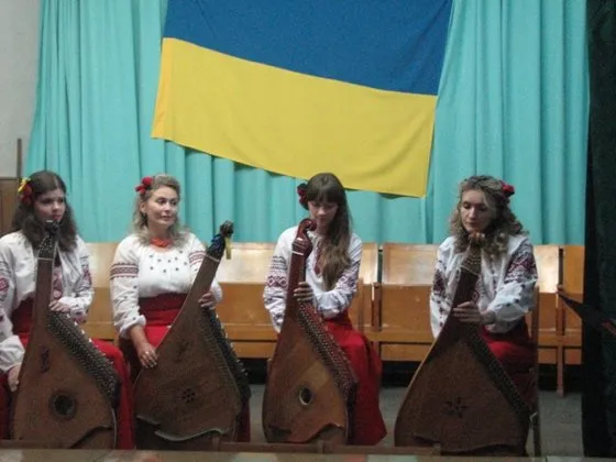 Вчора поранених хлопців, які приїхали із зони АТО підтримували рівненські бандуристки (Фоторепортаж) — фото 2