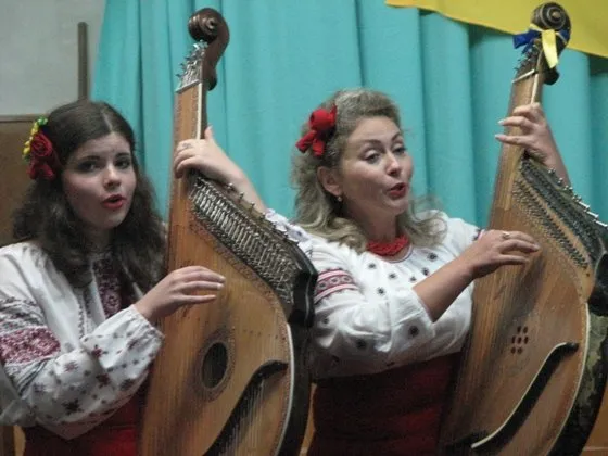 Вчора поранених хлопців, які приїхали із зони АТО підтримували рівненські бандуристки (Фоторепортаж) — фото 3