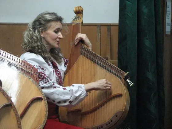 Вчора поранених хлопців, які приїхали із зони АТО підтримували рівненські бандуристки (Фоторепортаж) — фото 5