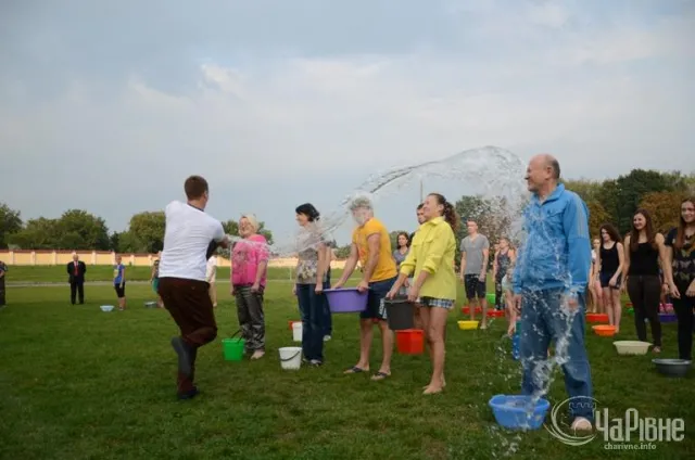 120 студентів взяли участь у популярному флеш-мобі «Іce bucket challenge» (Фото) + (Відео) — фото 2
