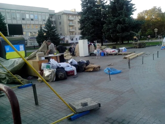 На майдані Незалежності у Рівному більше немає величезного намету (Фото) — фото 3