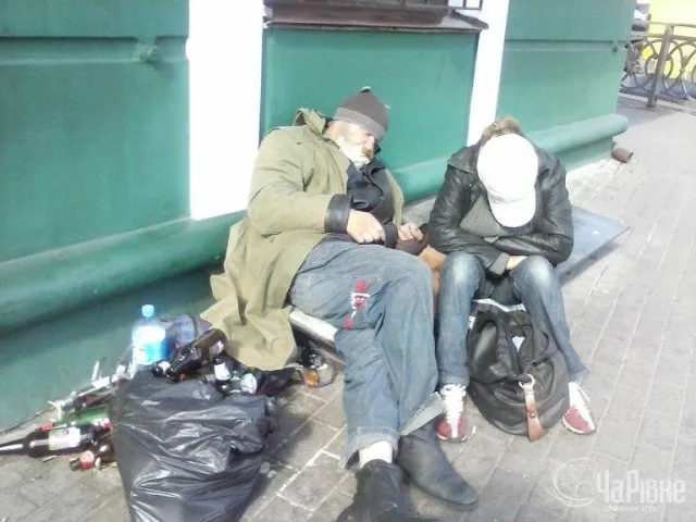 У самому центрі Рівного, біля магазину «Бахус» облаштувались безхатченки (Фото) — фото 1