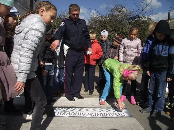 Правоохоронці проводять зі школярами заняття із Правил дорожнього руху (Фото) — фото 4