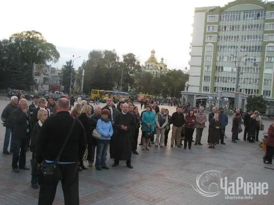 На Віче у Рівному прийшли п`яні чоловіки, які намагались зірвати зібрання (Фото) + (Відео) — фото 3