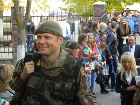 У Рівному зустрічали учасника АТО живим коридором (Фоторепортаж) — фото 2