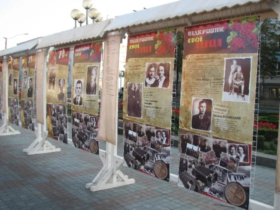 В центрі Рівного до святкування річниці створення УПА розташували довідкові банери (Фото) — фото 1