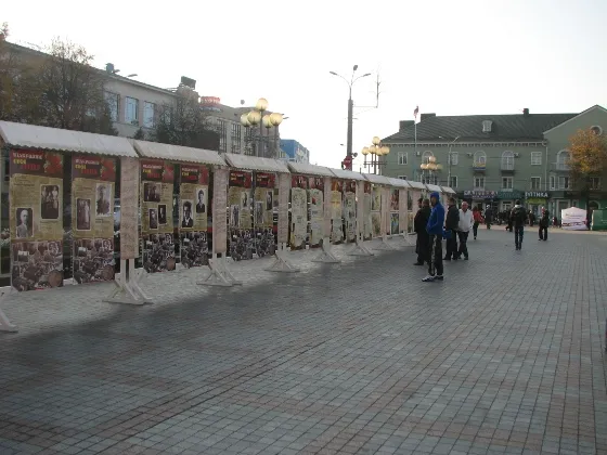 В центрі Рівного до святкування річниці створення УПА розташували довідкові банери (Фото) — фото 3