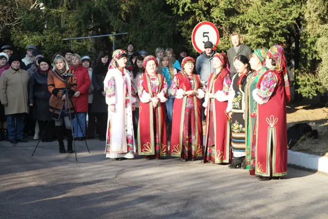 На Рівненщині зустрічаючи військовослужбовців. Люди скандували гасла «Слава Україні і її героям!» (Фото) — фото 3