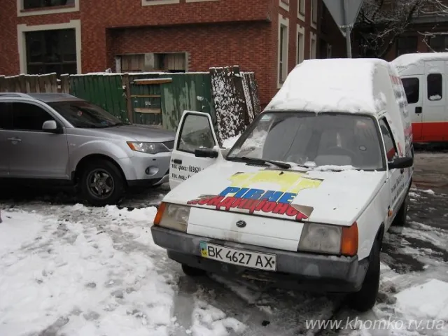 У Рівному авторагулі продовжують паркуватися на тротуарах (Фоторепортаж) — фото 1