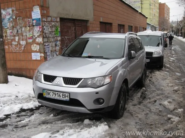 У Рівному авторагулі продовжують паркуватися на тротуарах (Фоторепортаж) — фото 2