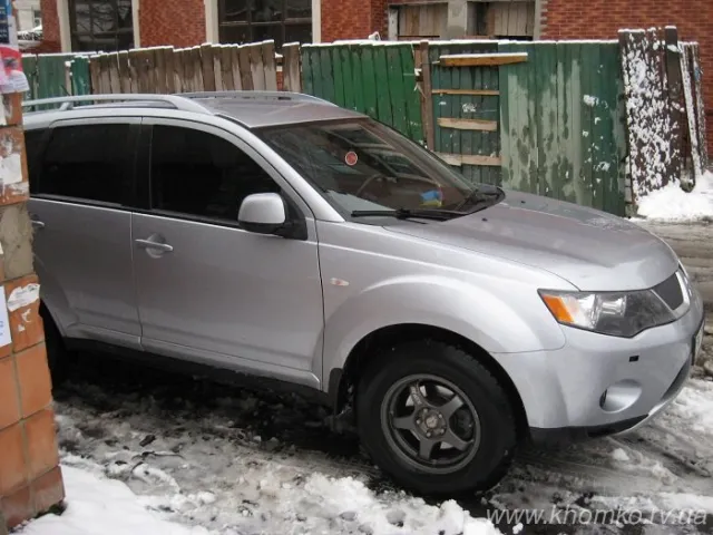 У Рівному авторагулі продовжують паркуватися на тротуарах (Фоторепортаж) — фото 3