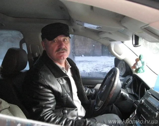 У Рівному авторагулі продовжують паркуватися на тротуарах (Фоторепортаж) — фото 5