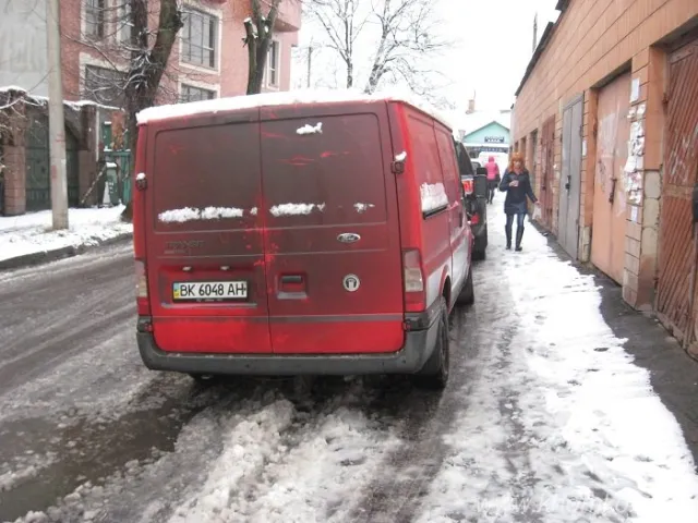 У Рівному авторагулі продовжують паркуватися на тротуарах (Фоторепортаж) — фото 6