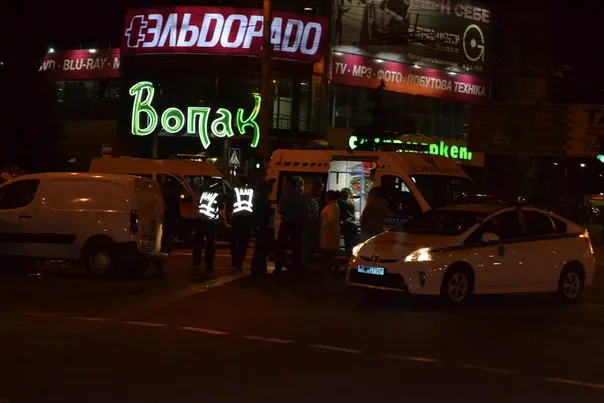 У Рівному жахлива ДТП, один з постраждалих автомобілів - "Тойота" працівників ДАІ (фото, відео) — фото 2