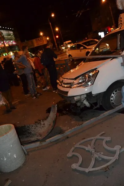У Рівному жахлива ДТП, один з постраждалих автомобілів - "Тойота" працівників ДАІ (фото, відео) — фото 3