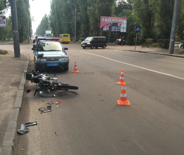 ДТП в Рівному за участі мотоцикліста, двоє постраждалих (фото) — фото 1