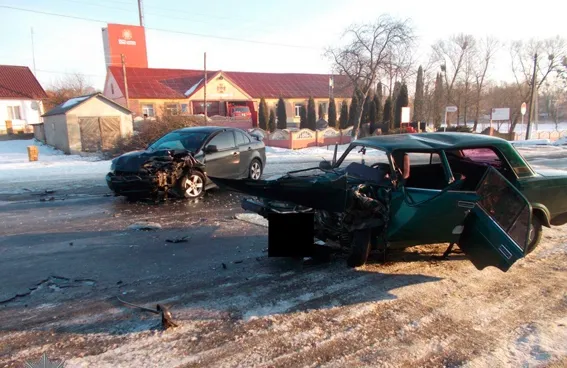 На Рівненщині «ВАЗ» врізався у «Mitsubishi Lancer». Четверо осіб у лікарні — фото 2